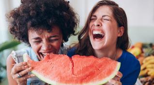 dievčatá jedia melón
