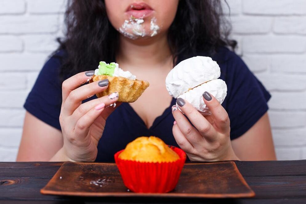 žena s nadváhou jesť sladkosti