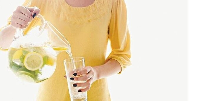 citrónová voda pomáha čistiť telo