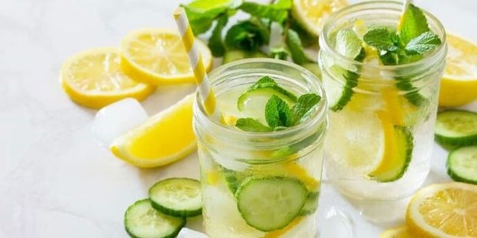 citrónová voda s uhorkou na chudnutie