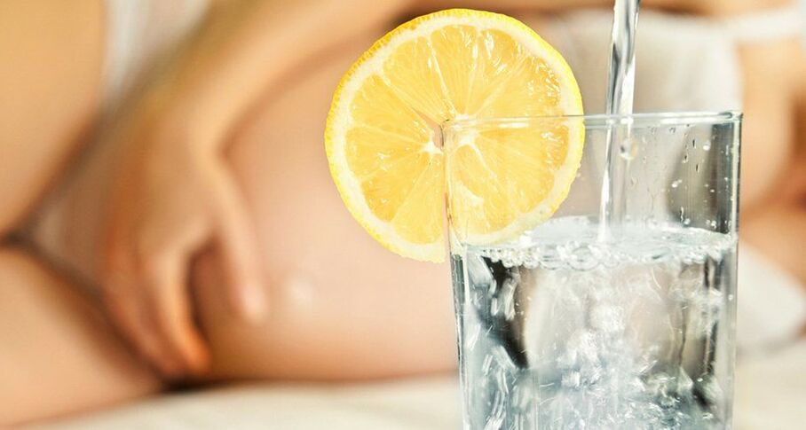 pravidlá pitnej vody s citrónom