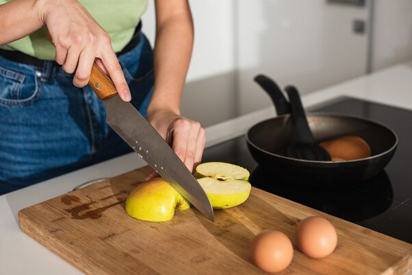 Pri dodržaní vodnej diéty si môžete pripraviť šalát z jabĺk a vajec